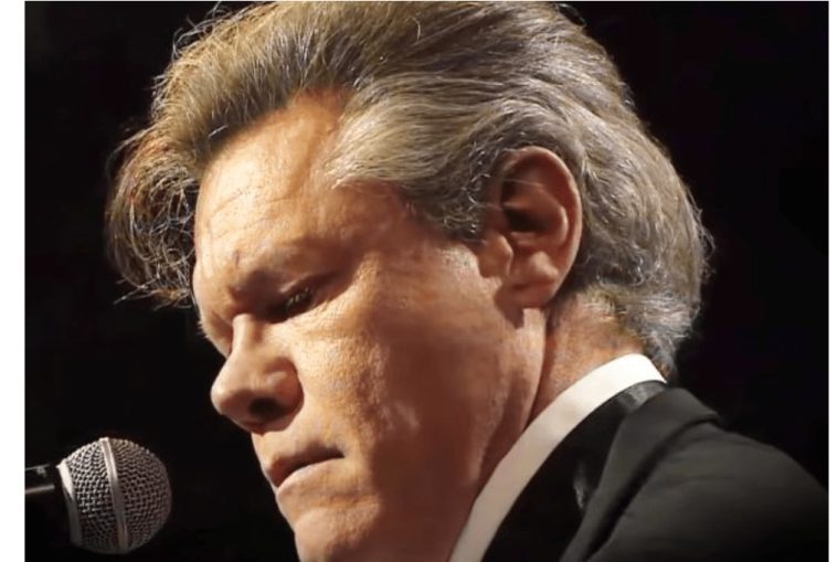 Randy Travis’ stunning performance 3 years after his stroke